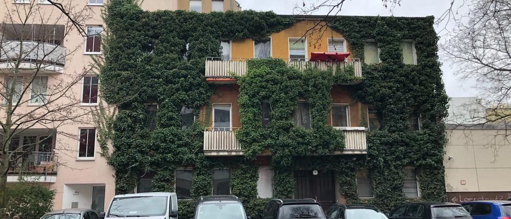 Das Vorderhaus in der Jagowstraße 35: Erst war die Aufstockung genehmigt worden, jetzt will der Eigentümer es lieber abreißen.