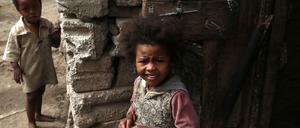 20.04.2020, Jemen, Sanaa: Zwei kleine Kinder stehen in einem Slum in einem Kriegsgebiet von Sanaa. Die Vereinten Nationen warnen davor, dass sich die Zahl der unterernährten Menschen wegen der Corona-Pandemie und ihrer wirtschaftlichen Folgen weltweit fast verdoppeln könnte. Das geht aus einem Bericht hervor, den das Welternährungsprogramm der Vereinten Nationen (WFP) in Rom vorstellte. Foto: Mohammed Mohammed/XinHua/dpa +++ dpa-Bildfunk +++ |