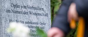 Der Grabstein auf dem Waldfriedhof Dahlem trägt eine Widmung für die Opfer von Verbrechen im Namen der Wissenschaft, aufgenommen nach der Beisetzung der Knochen. 