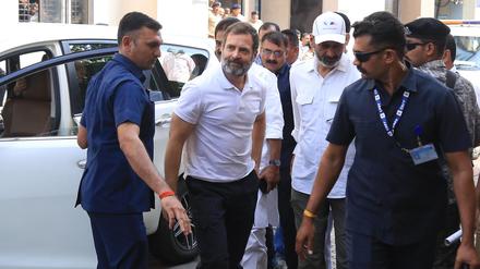Rahul Gandhi (2.v.l), Oppositionsführer der Kongresspartei, kommt vor dem Gericht an. Ein Gericht im westlichen Bundesstaat Gujarat verurteilte den Kongresspartei-Politiker am Donnerstag wegen einer diffamierenden Äußerung über Premierminister Narendra Modi zu zwei Jahren Haft.