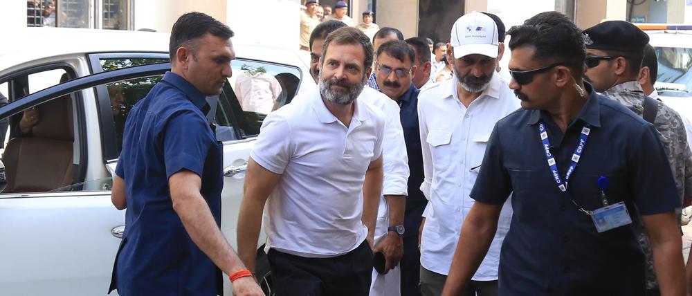 Rahul Gandhi (2.v.l), Oppositionsführer der Kongresspartei, kommt vor dem Gericht an. Ein Gericht im westlichen Bundesstaat Gujarat verurteilte den Kongresspartei-Politiker am Donnerstag wegen einer diffamierenden Äußerung über Premierminister Narendra Modi zu zwei Jahren Haft.