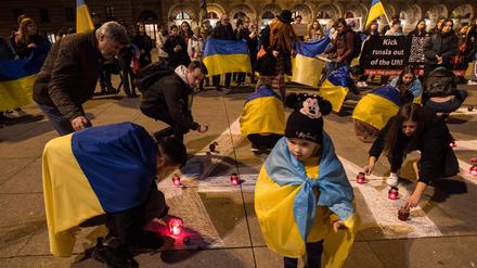 Ukrainische Geflüchtete bei einer Protestaktion gegen Russland im Zentrum von Prag.