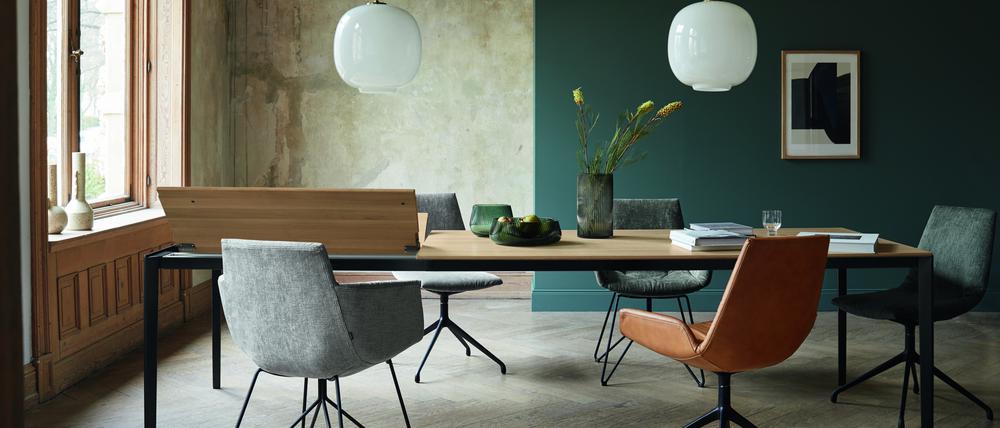 Bei diesem Tisch von Team 7 ist die Butterfly-Mechanik am Tischende verborgen.