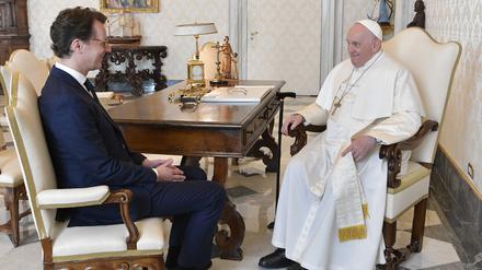 Der nordrhein-westfälische Ministerpräsident Hendrik Wüst (CDU, l) wird von Papst Franziskus in einer Privataudienz empfangen. 