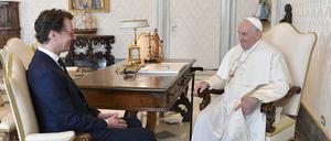 Der nordrhein-westfälische Ministerpräsident Hendrik Wüst (CDU, l) wird von Papst Franziskus in einer Privataudienz empfangen. 