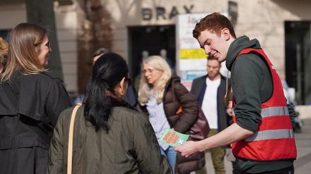 Jakob Hagedorn wirbt in der Steglitzer Schloßstraße für den Klima-Volksentscheid.