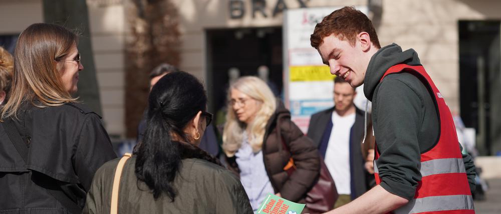 Jakob Hagedorn wirbt in der Steglitzer Schloßstraße für den Klima-Volksentscheid.