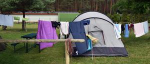 Der neue Luxus? Mittlerweile scheinen viele Menschen lieber auf der Wiese zu schlafen, als im Hostel.