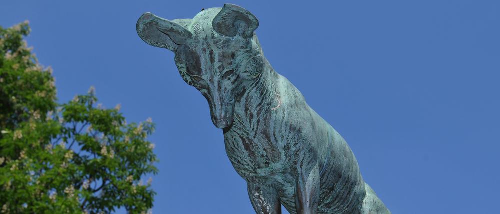 Der Fuchsbrunnen in den Berliner Ceciliengärten stammt von Max Esser, einem Schüler August Gauls, und wurde 1925 errichtet. 