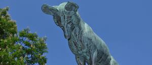 Der Fuchsbrunnen in den Berliner Ceciliengärten stammt von Max Esser, einem Schüler August Gauls, und wurde 1925 errichtet.