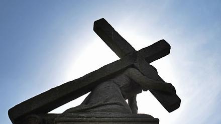  Eine Jesus-Statue unter dem Kreuz.
