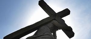  Eine Jesus-Statue unter dem Kreuz.