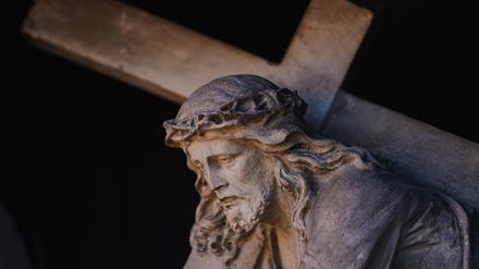 Eine Figur des Jesu Christi mit dem Kreuz an einer Fassade in der Bamberger Altstadt.