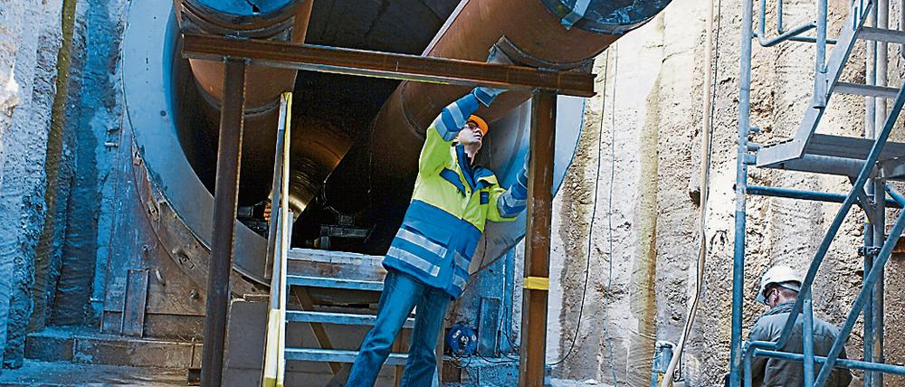 In einem unterirdischen Tunnel liegen Fernwärmeleitungen des Vattenfall-Konzerns: Ob das Land Berlin das insgesamt 1500 Kilometer lange Netz zurückkauft, ist Gegenstand verschiedener Verhandlungen. 