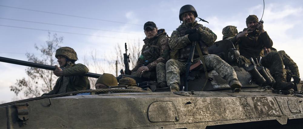 Ukrainische Soldaten fahren auf einem gepanzerten Fahrzeug an der Frontlinie in der Region Donezk.