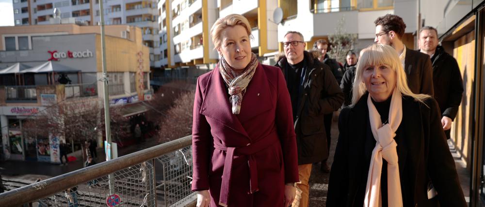 Franziska Giffey (SPD), regierende Bürgermeisterin von Berlin, und Iris Spranger (M, SPD), Senatorin für Inneres, Digitalisierung und Sport, gehen zu der neuen Polizeiwache am Kottbusser Tor.