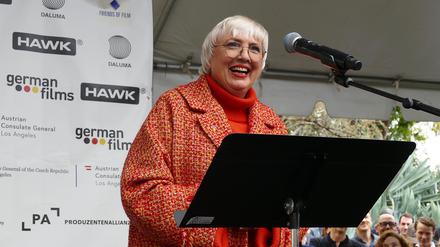 Claudia Roth, Kulturstaatsministerin, hält beim traditionellen Empfang der deutschen Oscar-Anwärter in der historischen Villa Aurora in Los Angeles eine Rede. 