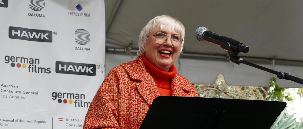 Claudia Roth, Kulturstaatsministerin, hält beim traditionellen Empfang der deutschen Oscar-Anwärter in der historischen Villa Aurora in Los Angeles eine Rede.