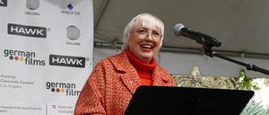 Claudia Roth, Kulturstaatsministerin, hält beim traditionellen Empfang der deutschen Oscar-Anwärter in der historischen Villa Aurora in Los Angeles eine Rede. 