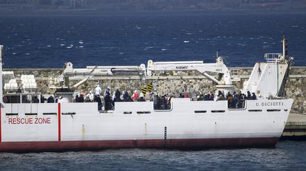 Ein Boot mit Migranten vor der Küste Italiens (Archivbild)
