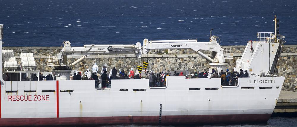 Ein Boot mit Migranten vor der Küste Italiens (Archivbild)