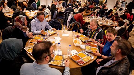 Mitglieder der Gemeinde treffen sich nach dem Beginn des Fastenmonats Ramadan am Mittwochabend in der Sehitlik-Moschee zum ersten Iftar, dem Fastenbrechen, und sitzen beim Essen zusammen. Jeden Abend zum Sonnenuntergang sind an der Sehitlik-Moschee in Berlin-Neukölln Gemeinde, Nachbarn und Bedürftige zum gemeinsamen Fastenbrechen eingeladen.