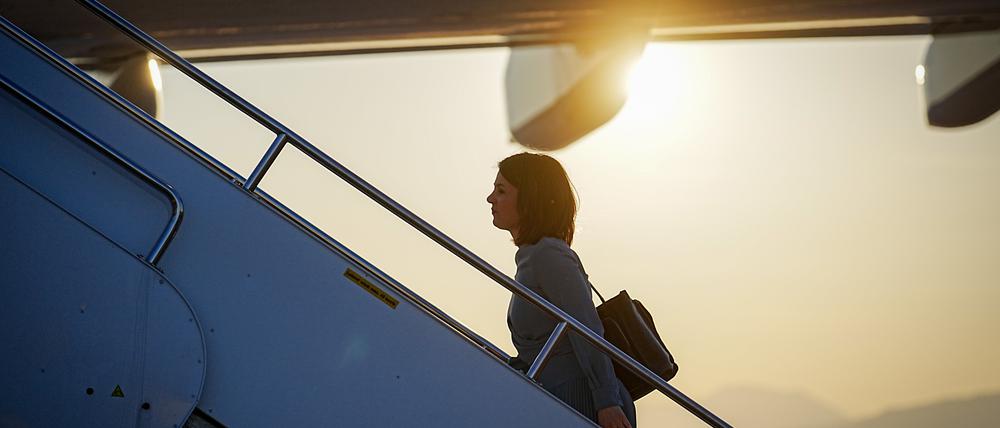 Annalena Baerbock, Außenministerin, auf dem Weg in ihren Regierungsflieger (Archivbild)