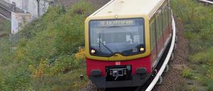 09.11.2020, Berlin - Deutschland. Die S-Bahnlinie S2 unterwegs nach Lichtenrade. *** 09 11 2020, Berlin Germany The S-Bahn line S2 on its way to Lichtenrade 