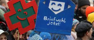 GLOBALER KLIMASTREIK AM 3. MÄRZ - GER, Germany, Deutschland, Berlin, 03.03.2023 - Berlin-Mitte: Mit einer weltweiten Protestaktion geht die Jugendbewegung FRIDAYS FOR FUTURE unterstützt von diversen gesamtgesellschaftlichen Bündnissen auf die Straße. Unter dem Motto TomorrowIsTooLate fordert Fridays for Future am 3. März 2023 auf allen Kontinenten und überall in Deutschland u. a. wirksame Klima-Sofortprogramme und eine radikale Verkehrswende ein. In Berlin kommen tausende Demonstranten im Invalidenpark zu einer Auftaktkundgebung zusammen, um anschließend in einem großen Protestzug durch das Regierungsviertel zu ziehen. Danach versammeln sich die Protestierenden zu einer Abschlusskundgebung wieder im Invalidenpark. Forderungen der Organisat