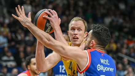 Luke Sikma (links) gelangen gegen Anadolu Istanbul (rechts Vasilije Micic) die entscheidenden Punkte.