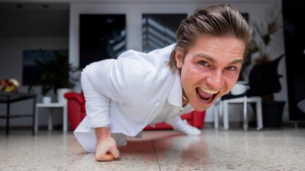Jeremy Fragrance, Unternehmer, Webvideoproduzent und Influencer, macht in seinem Büro einarmige Liegestütze.