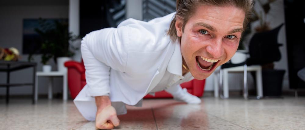 Jeremy Fragrance, Unternehmer, Webvideoproduzent und Influencer, macht in seinem Büro einarmige Liegestütze.