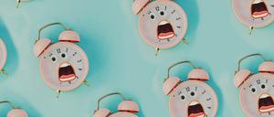 Die Sommerzeit verstärkt den sozialen Jetlag, also das Abweichen der Schul- und Arbeitszeiten von den inneren Rhythmen. Dadurch steigt die Gefahr für chronischen Schlafmangel.