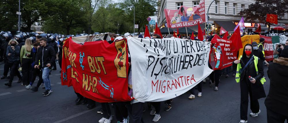  Demonstranten bei der Revolutionären 1. Mai-Demo 2022 in Neukölln.