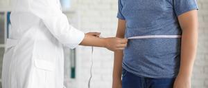 NAchgemessen: Das Verhältnis von Taille zu Körpergröße ist ein besseres Maß für überschüssiges Körperfett als der Körper-Masse-Index BMI.