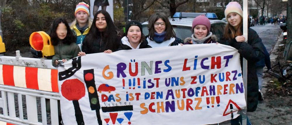 Schüler:innen der Dunant-Grundschule fordern längere Grünphasen über die Schildhornstraße: Im Dezember 2022 ging die Schulgemeinschaft auf die Straße.