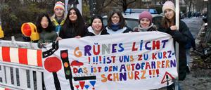 Schüler:innen der Dunant-Grundschule fordern längere Grünphasen über die Schildhornstraße: Im Dezember 2022 ging die Schulgemeinschaft auf die Straße.