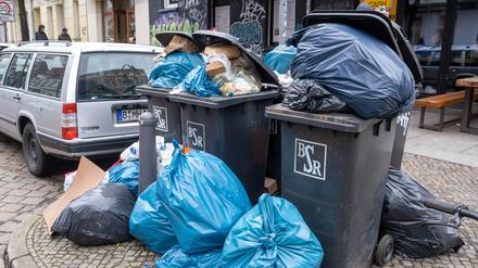 Volle Mülltonnen stehen vor den Wohnhäusern rund um den Berliner Helmoltzplatz. 
