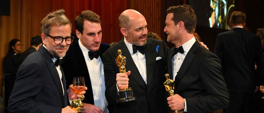 Die Preisträger Christian Goldbeck (Szenenbild), James Friend (Kamera) und Regisseur Edward Berger (von links) in der Oscar-Nacht.