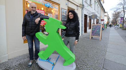 Olaf Hölzel und Bärbel Lay geben ihren DDR-Laden in der Lindenstraße auf.