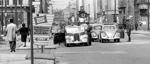 Volkspolizisten kontrollieren an der Sektorengrenze Passanten auf unzulässigen Warenverkehr, das Bild stammt von 1958. Wenige Jahre später verbietet die SED-Führung den Bezug von westlichen Arzneimitteln.
