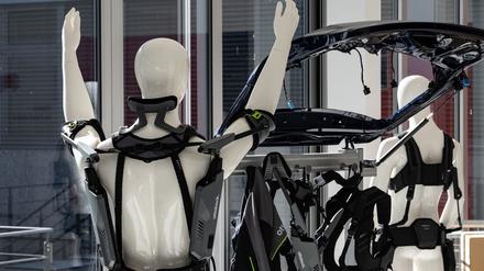 Ist das der Mitarbeiter der Zukunft? Exoskelett im Showroom des Orthopädietechnikherstellers Ottobock.