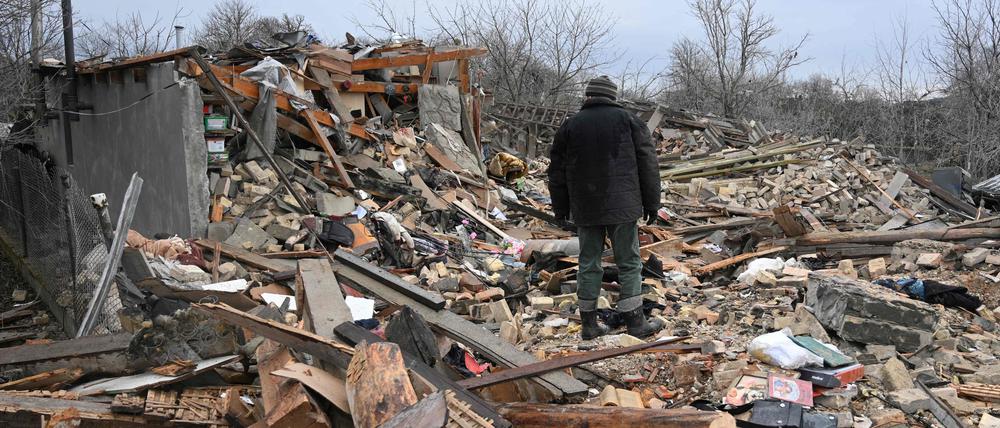 Ein Mann durchsucht am 9. März 2023 die Trümmer eines Hauses nach einem russischen Angriff in dem Dorf Velyka Vilshanytsia, etwa 50 km von Lwiw entfernt. 