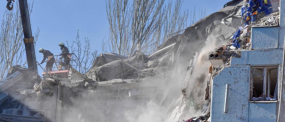 Rettungskräfte in einem zerstörten Wohnhaus in Zaporizhzhia.