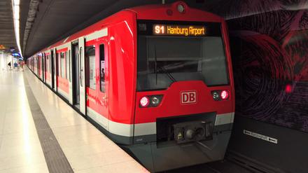 Die S-Bahn in Hamburg zum Flughafen an der S-Bahn-Haltestelle Reeperbahn.