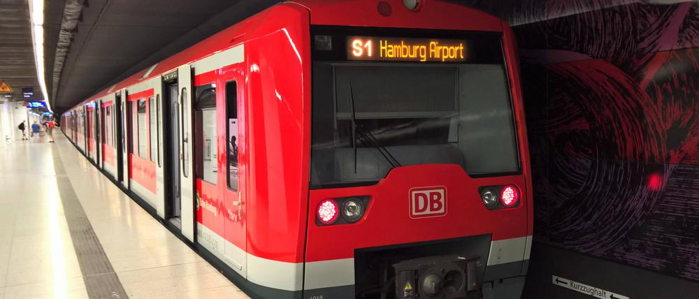 Die S-Bahn in Hamburg zum Flughafen an der S-Bahn-Haltestelle Reeperbahn.