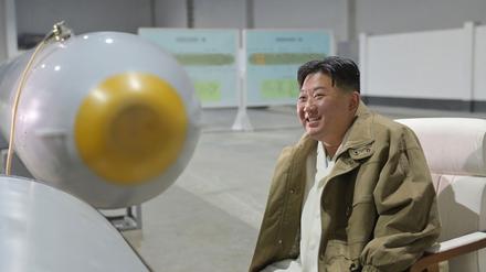 Diese von der staatlichen nordkoreanischen Nachrichtenagentur KCNA am 24.03.2023 zur Verfügung gestellte undatierte Aufnahme soll nach Angaben von KCNA Kim Jong Un, Machthaber von Nordkorea, neben einer dem Unterwasser-Atomangriffsschiff vom Typ «Haeil» zeigen, das bei Übungen vom 21.03 bis 23.03 getesten wurde. Die Aufnahme wurde von der staatlichen nordkoreanischen Nachrichtenagentur KCNA zur Verfügung gestellt. Sein Inhalt kann nicht unabhängig verifiziert werden. 