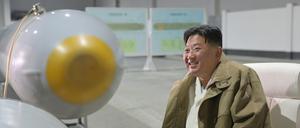 Kim Jong-un, Machthaber von Nordkorea, neben einem Unterwasser-Atomangriffsschiff.