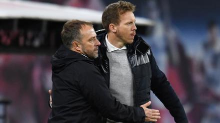 Man kennt sich. Bundestrainer Hansi Flick (l.) hat auch seine Erfahrungen mit der Führung des FC Bayern gemacht. Trotzdem hielt er sich mit Äußerungen zur Entlassung von Julian Nagelsmann zurück.