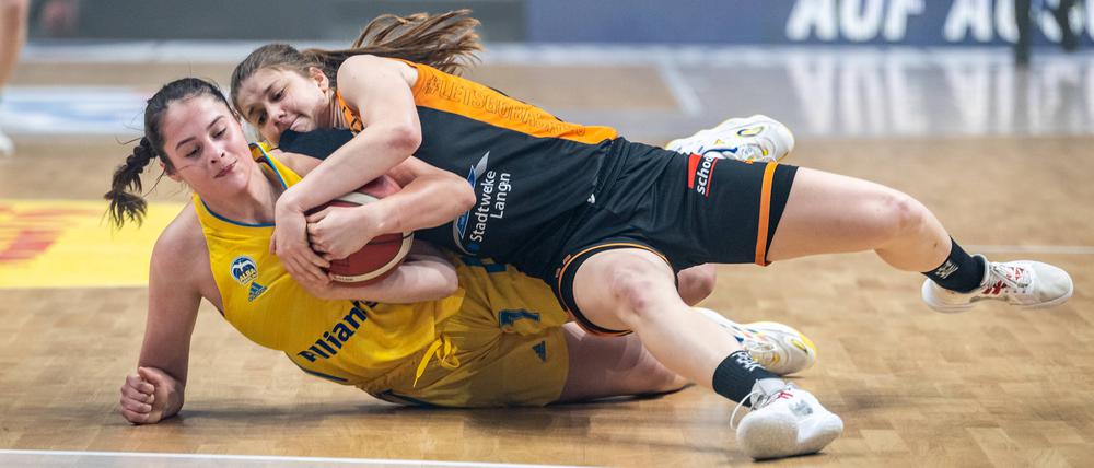 Am Sonnabend wird sich nichts geschenkt. Leonie Kreyenfeld (links) und ihre Kolleginnen von Alba Berlin wollen alles in die Waagschale werfen gegen Herne.